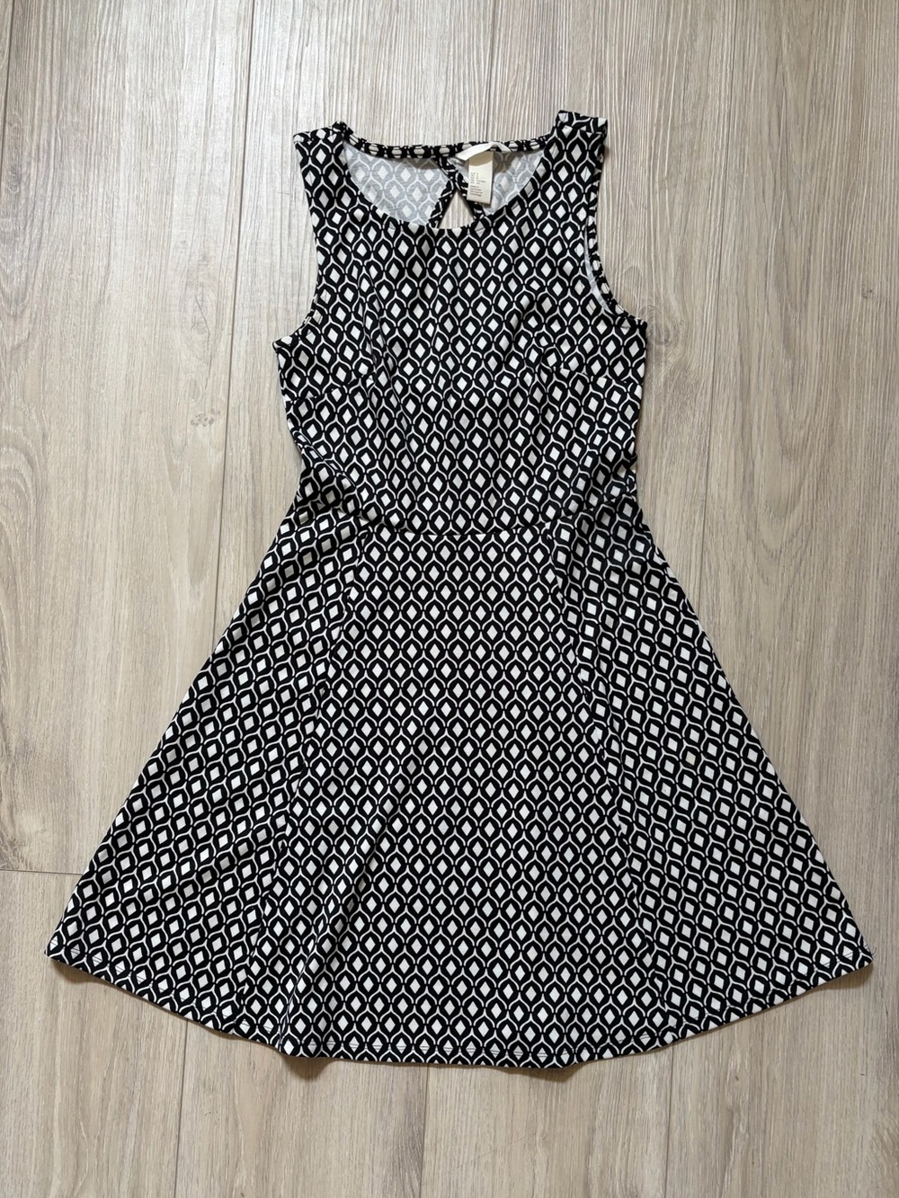(NEW) H&M Black and White Sleeveless Patterned Fit-and-Flare Dress